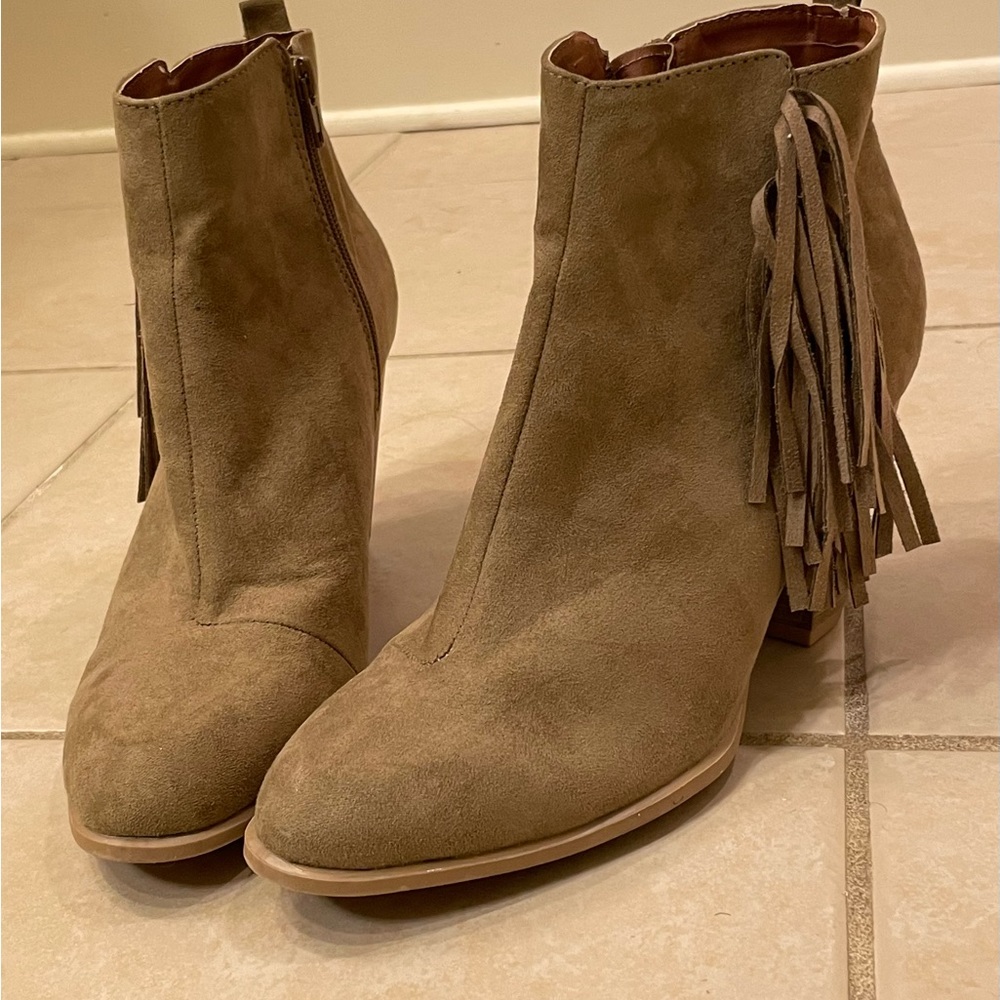 EUC Fringe-Accent Bootie Brown Faux Suede! Size 9. No scuffs.
